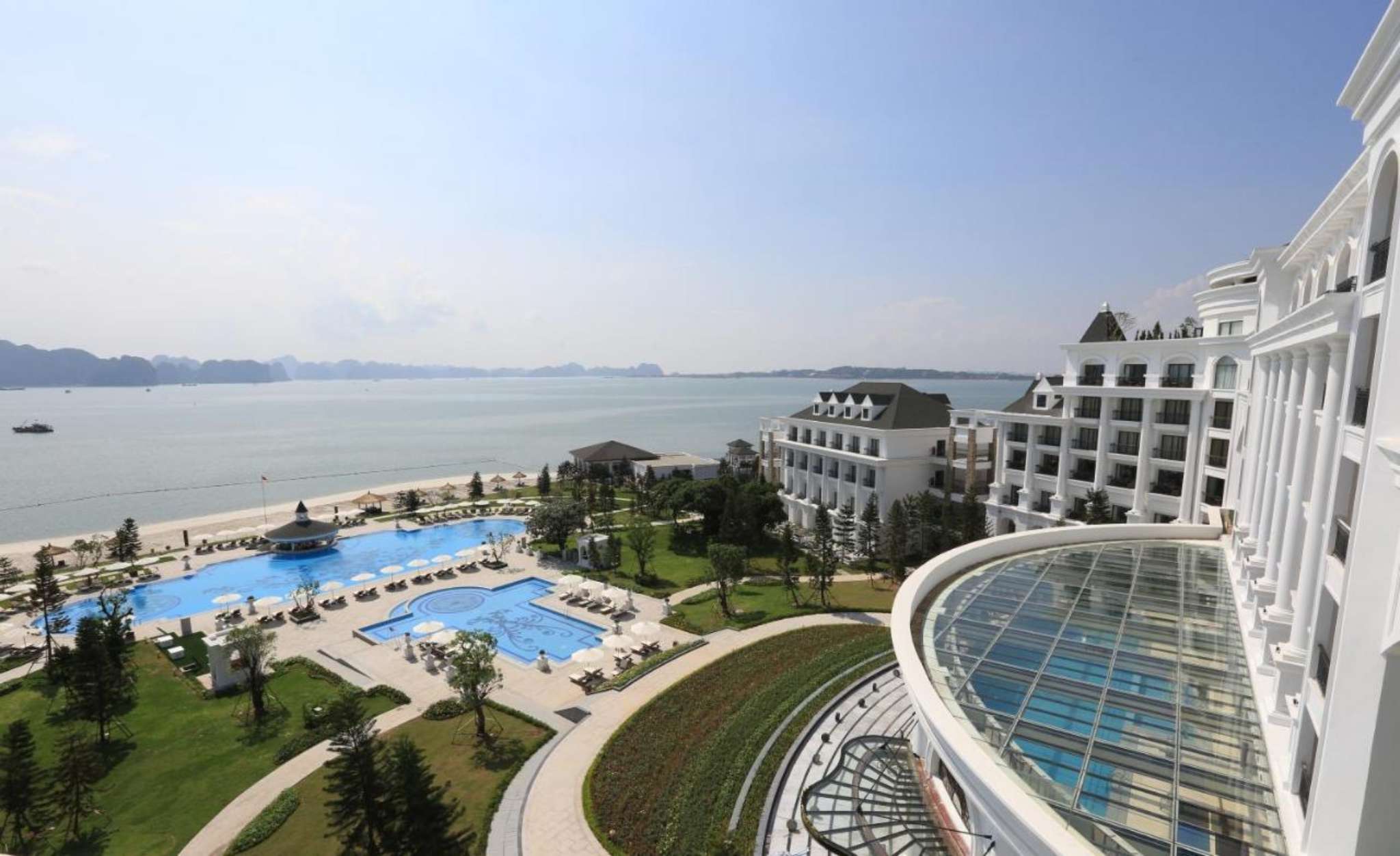 Bể bơi ngoài trời tại Vinpearl Resort & Spa Ha Long